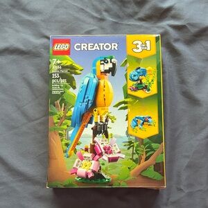 LEGO Creator 3-in-1 Vibrant Parrot Set - Blue, Yellow, Pink